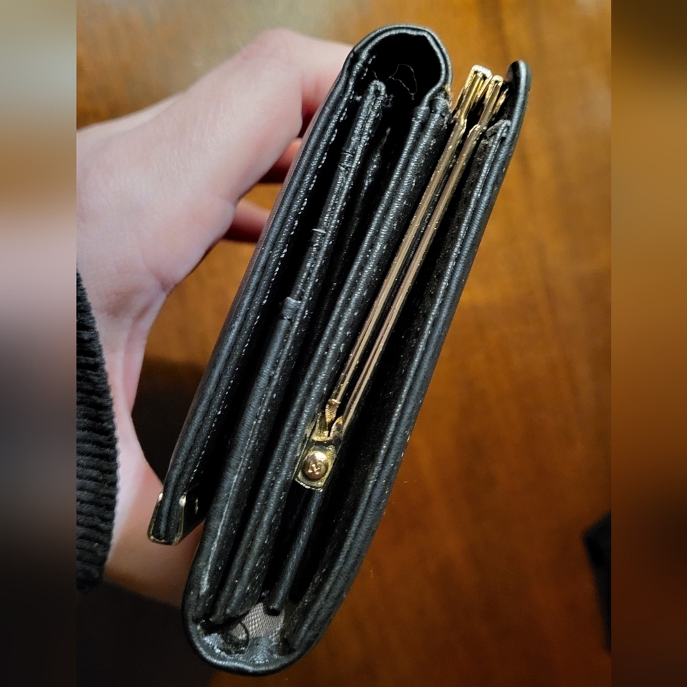 🌹Rose-Scented Black And Gold Vegan Leather Clutch Wallet - Picture 4 of 9